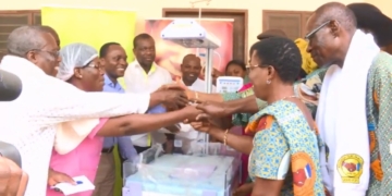 Dons de l’Association NONVITCHA au centre de santé et au CEG de Grand-Popo